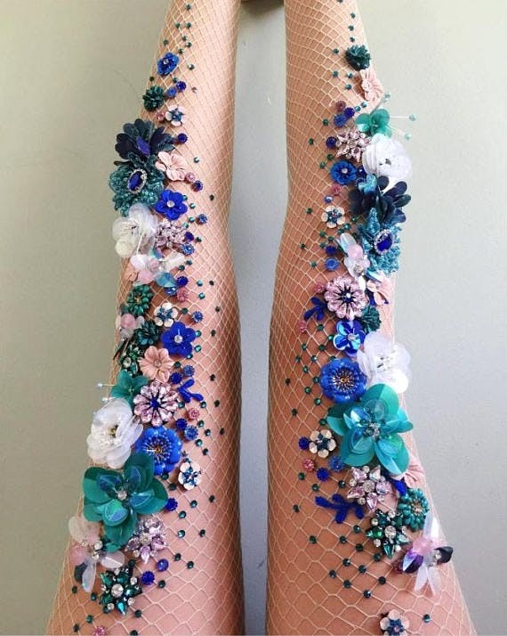 Son creadas por el estilista Lirika Matoshi, que las confecciona solo por orden: las calzas, de hecho, son piezas únicas en su género.