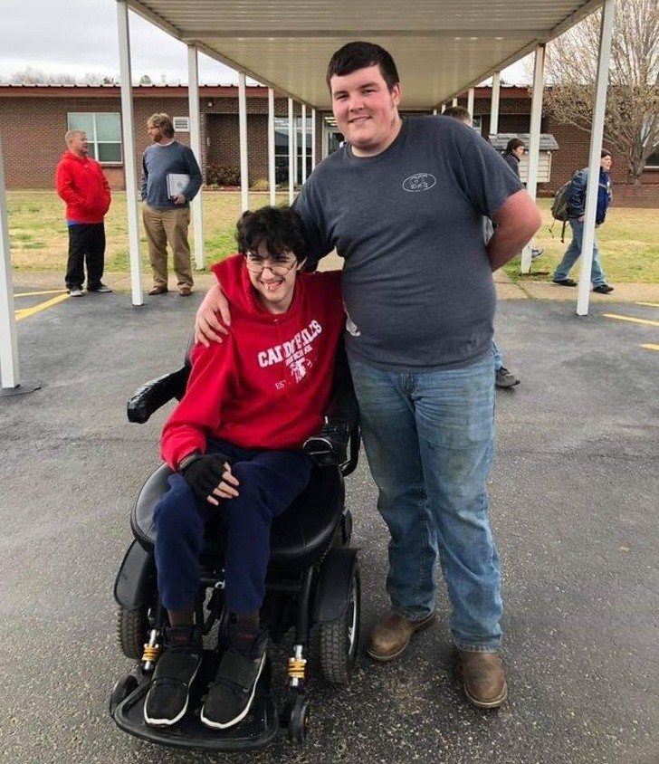 23. "Das ist Tanner Wilson, ein Junge, der 2 Jahre lang gespart hat, um einen motorisierten Rollstuhl für seinen besten Freund zu kaufen."