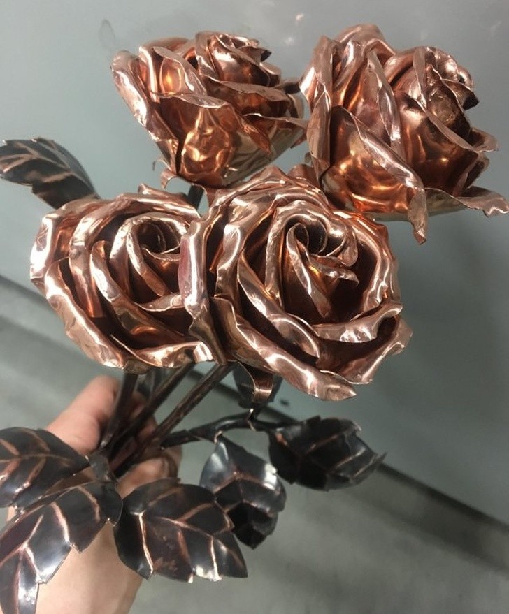 8. "Ich habe ein paar Rosen aus Kupfer geformt, zum Üben. Und sie sind echt gut geworden!"