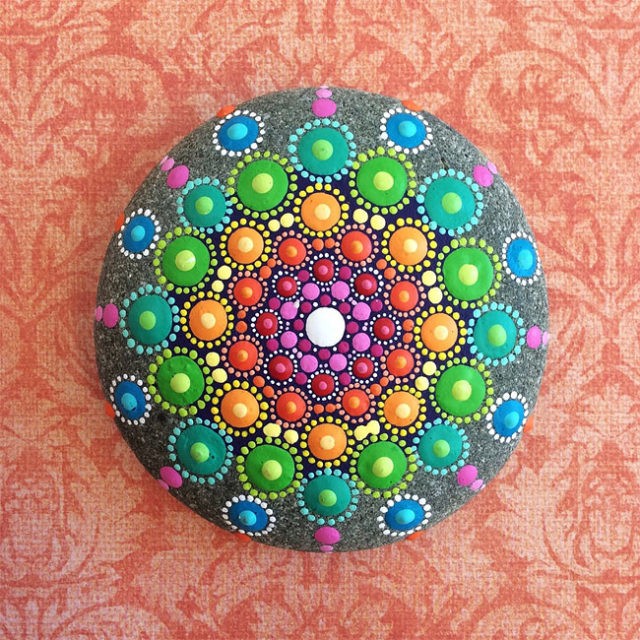 To create these beautiful mandalas, it is necessary, first of all, to find some smooth stones.