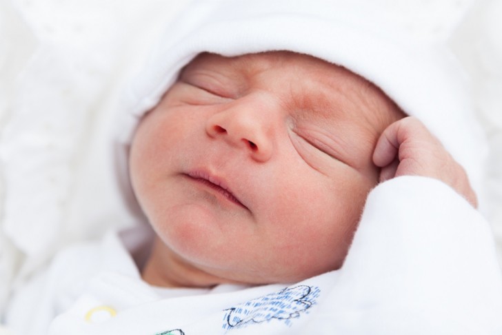 "Salut, je suis un bébé ! Et tout le monde dans la famille sait comment prendre soin de moi de la meilleure façon possible..."