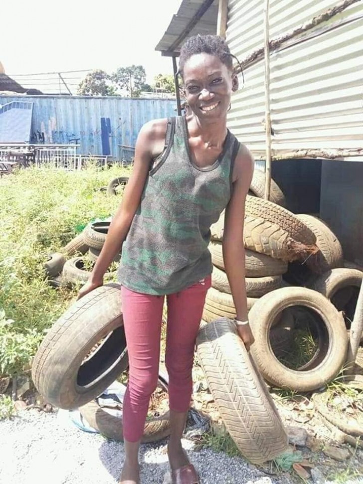 Voici Olabanke Banjo, une fille du Nigeria, qui s'est fait connaître sur les réseaux sociaux pour son activité de recyclage.