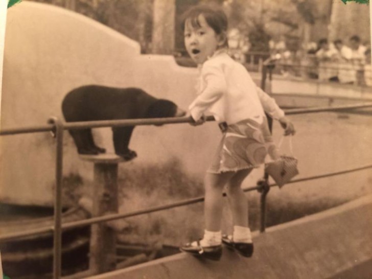 "1970. Mia madre in visita allo zoo di Ho Chi Min si sporge per vedere l'orso... forse un po troppo!"