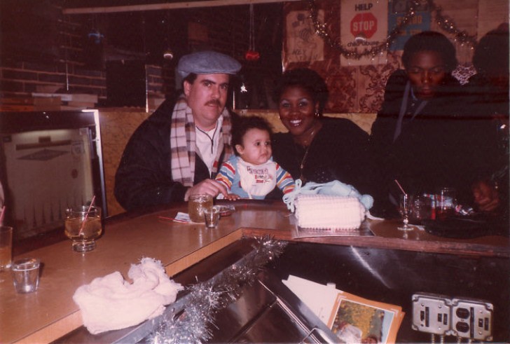 "Io, mia madre e mio padre nei primi anni '80. Il bar dove trascorrevamo molte delle nostre serate...in famiglia!"