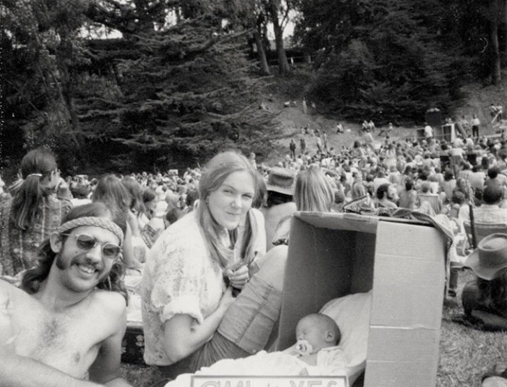 "1972. Alla Marijuana Rally Initiative in California. Quello dentro la scatola di cartone sono io con i miei genitori..."