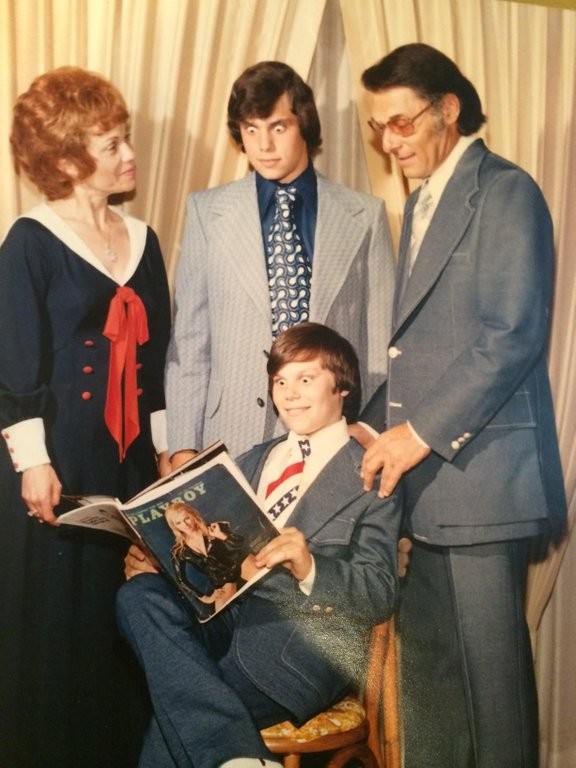 "Io, mo padre, mio nonno e mia nonna e una rivista di Playboy nel 1972"