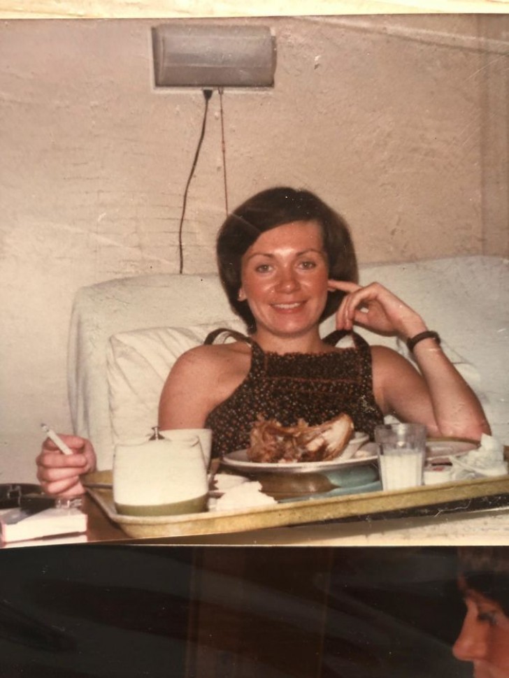 "Mia madre nel 1978 dopo avere partorito. La sua cena in ospedale? Sigaretta e pollo arrosto!"