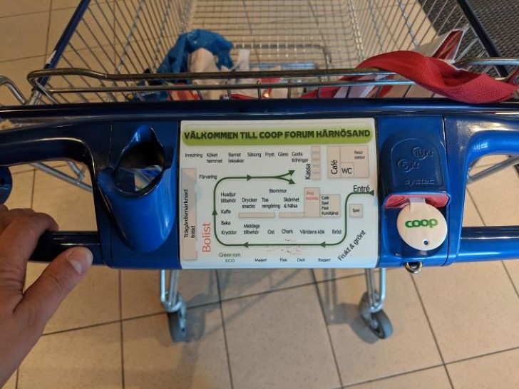 In Schweden befindet sich auf den Einkaufswagen eine Karte des Supermarktes.