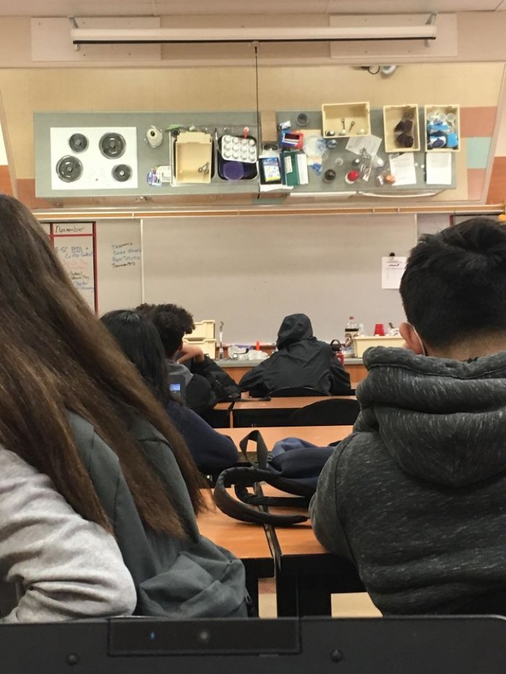 Dieses Labor verfügt über einen Spiegel, der es den Schülern ermöglicht, zu sehen, was auf dem Schreibtisch des Lehrers passiert.