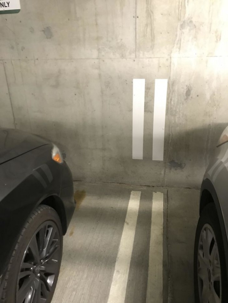 Auf diesem Parkplatz befinden sich vertikale Linien an der Wand, die bei der Positionierung des Fahrzeugs helfen.