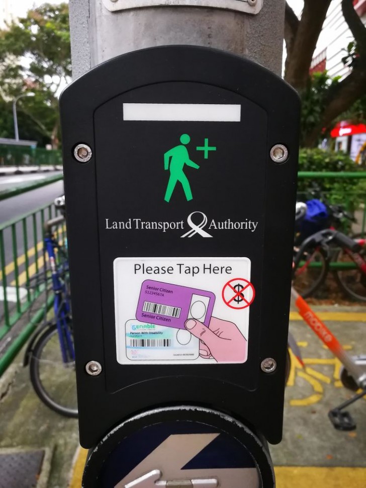 A Singapour, les personnes âgées peuvent réserver le feu pour piétons avec une carte spéciale, ce qui leur laisse plus de temps pour traverser la rue.