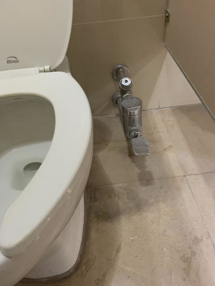 Diese Toilette wird durch Drücken eines Pedals entladen, um sich nicht die Hände schmutzig zu machen.