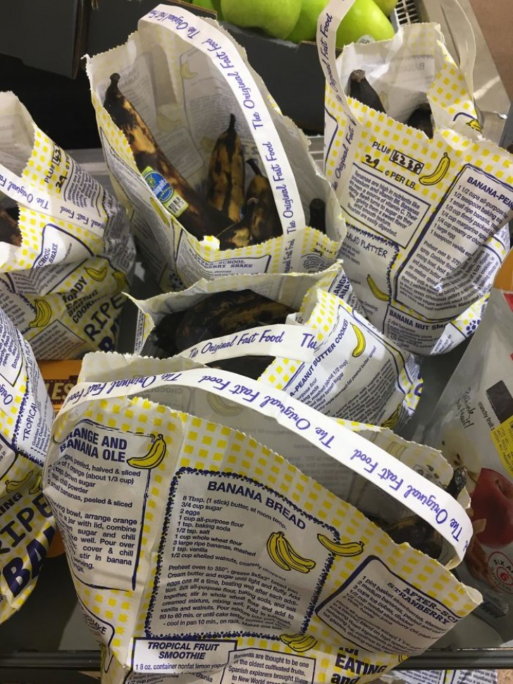 Ce supermarché a également mis à disposition des clients des bananes très mûres, en les plaçant dans des sacs qui contiennent la recette du fameux "pain aux bananes".