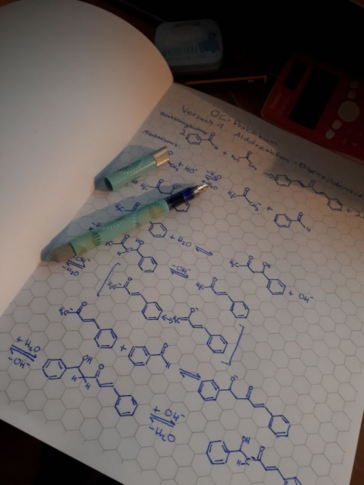 Es gibt ein Notizbuch mit sechseckigen Zellen, nützlich für diejenigen, die Chemie studieren.