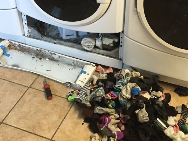 Das Rätsel um die verschwindenden Socken ist gelöst: Schuld ist tatsächlich die Waschmaschine! - 2
