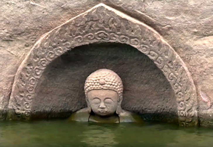 Een prachtig 600 jaar oud standbeeld van Boeddha komt tevoorschijn uit de wateren van een meer - 4