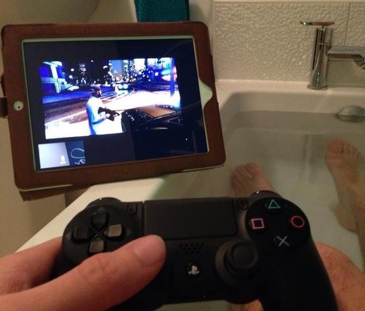 Con FaceTime sulla Play Station, posso comodamente giocare dalla mia vasca da bagno...