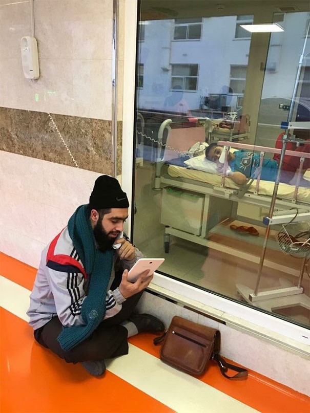 En Iran, l'enseignant de ce petit garçon atteint d'un cancer se rend tous les jours à l'hôpital pour le mettre à jour sur les leçons...