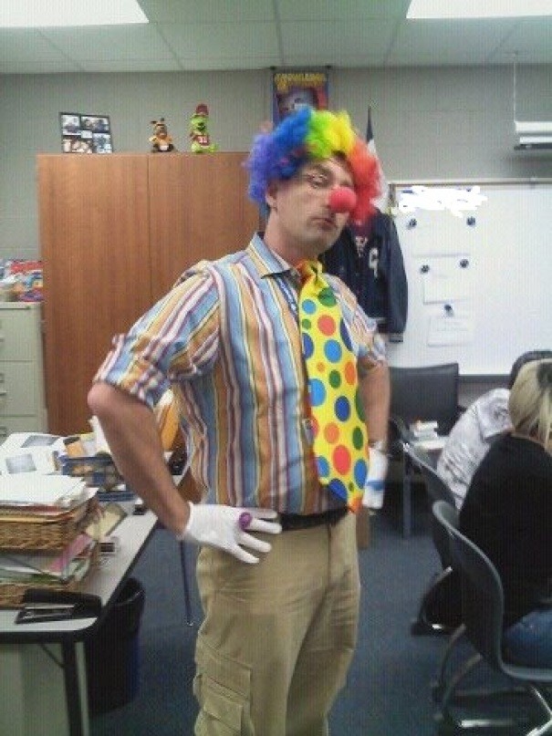 Ce professeur gay est allé en classe habillé ainsi après qu'un étudiant lui ait dit que les mariages homosexuels l'effrayaient comme les clowns...