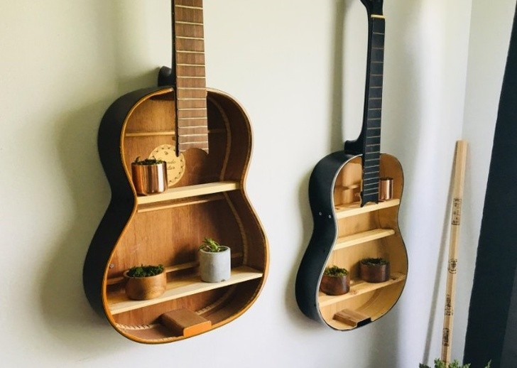 1. Due vecchie chitarre diventano delle fantastiche mensole da parete...