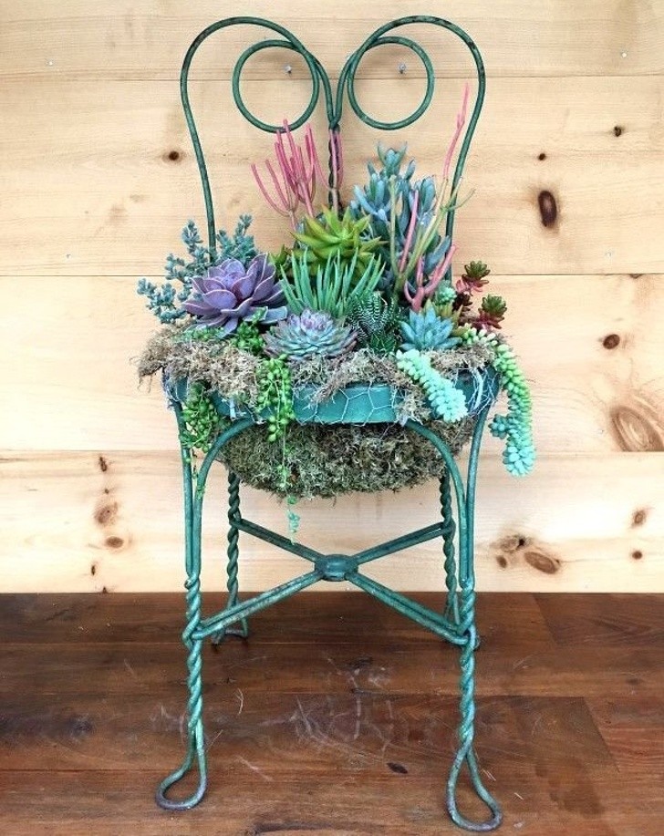3. Si la chaise est cassée, pas de problème : vous pouvez la transformer en vase de fleurs original !