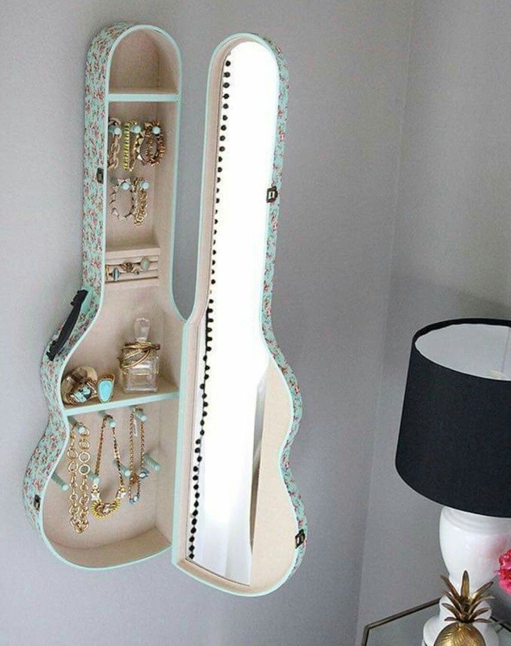 5. Une housse de guitare devient une armoire pratique...
