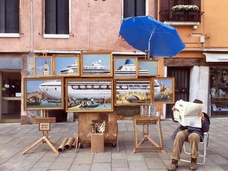Banksy si "intrufola" alla Biennale ed espone a Piazza San Marco, ma i vigili lo cacciano: ecco il video surreale - 1