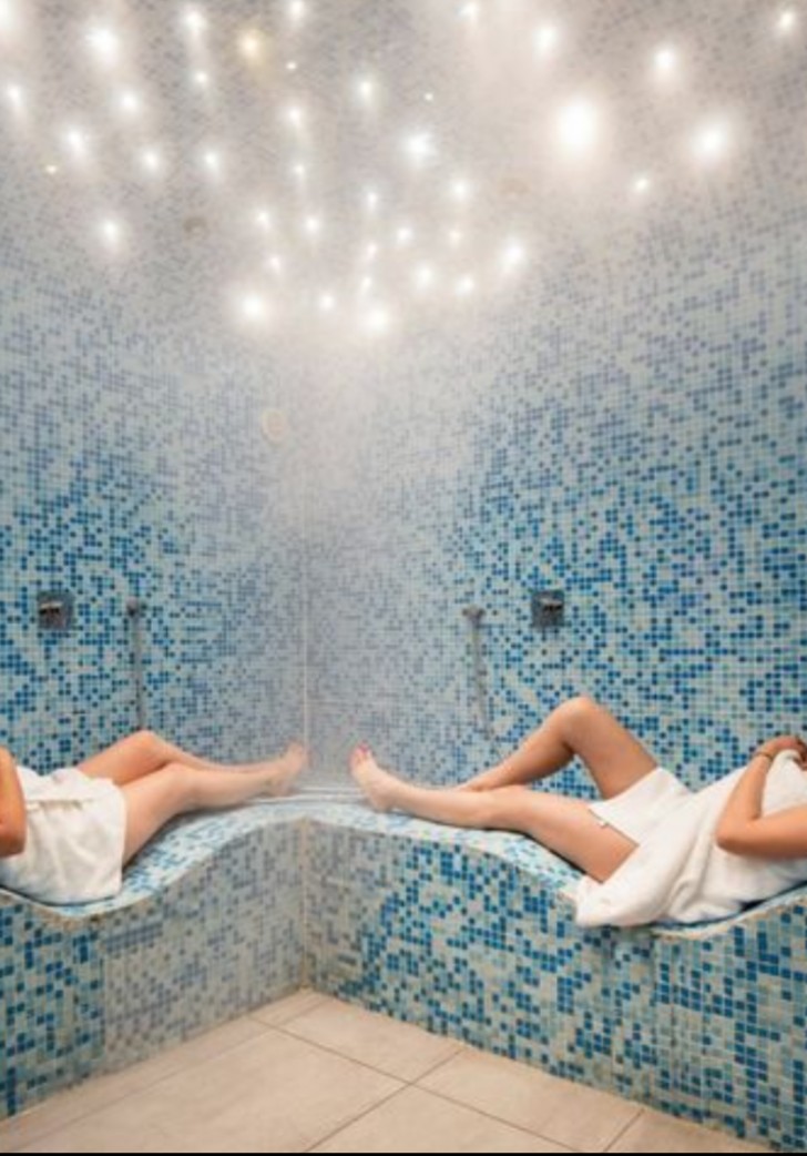 Si vous avez de la place dans votre salle de bains, transformez-la en bain turc avec beaucoup de carreaux colorés et des sièges sur les côtés du mur.