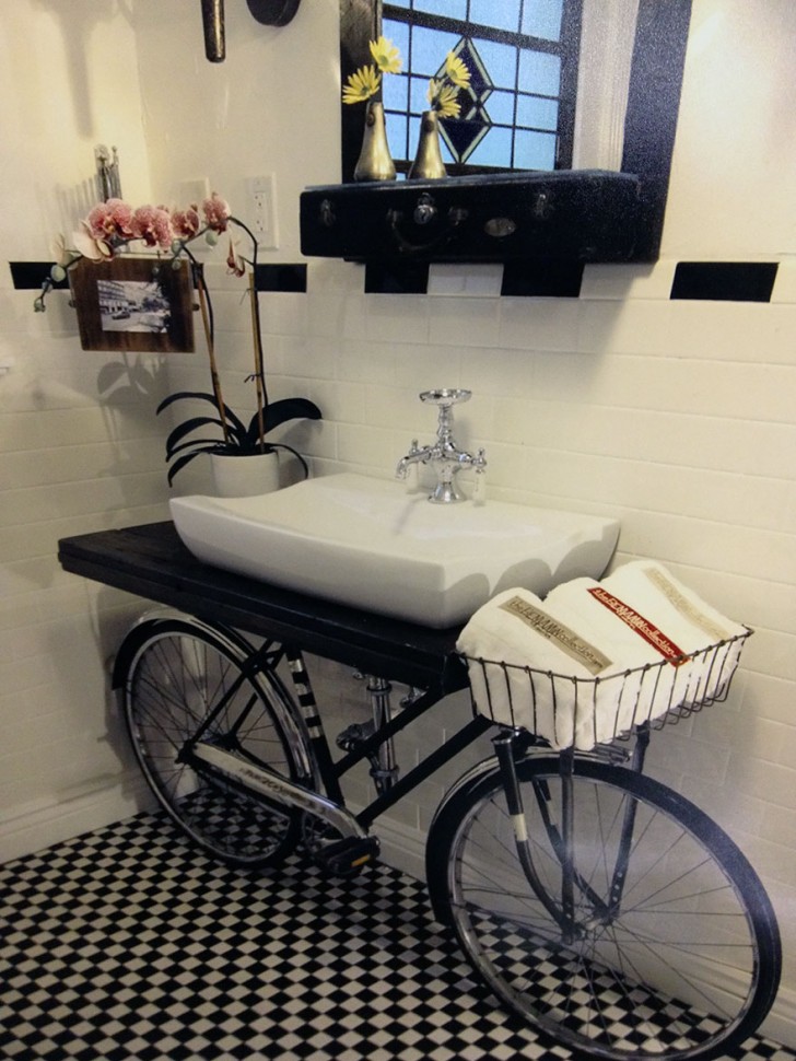 So benutzt man ein altes Fahrrad...im Badezimmer!