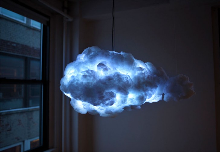 Un lampadario che di notte si trasforma in meravigliosa nuvola carica di fulmini e saette!