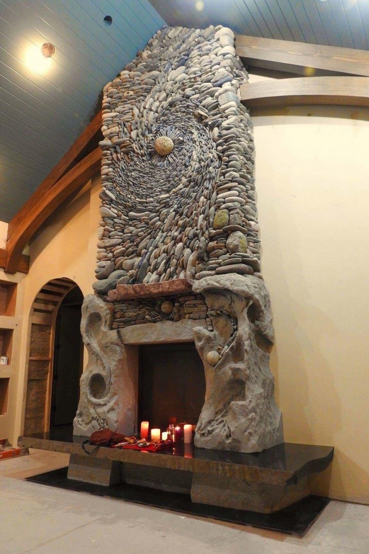 Ein mittelalterlicher Kamin, der aus dem Versteck einer Hexe zu kommen scheint.
