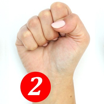 2. Il pollice nasconde le altre dita della mano