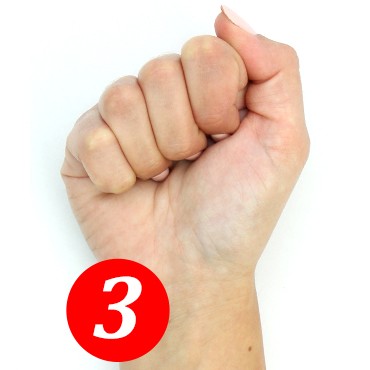 3. Il pollice copre soltanto il dito indice