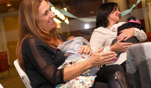 "Kuscheleinheiten" für verlassene Babys gesucht: Die Initiative dieses Vereins erinnert uns an die Bedeutung der Liebe - 1