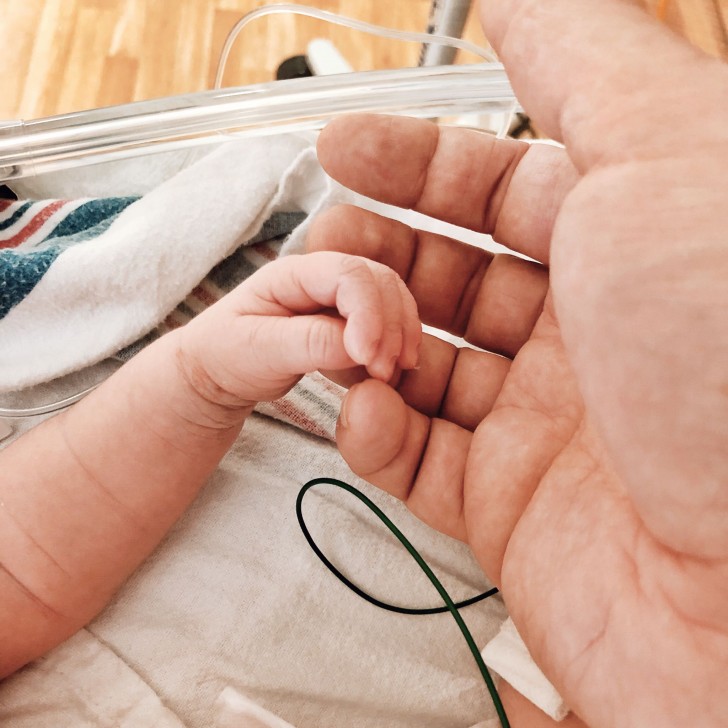 1. La emoción inolvidable de un dedo aferrado al del hijo neonato