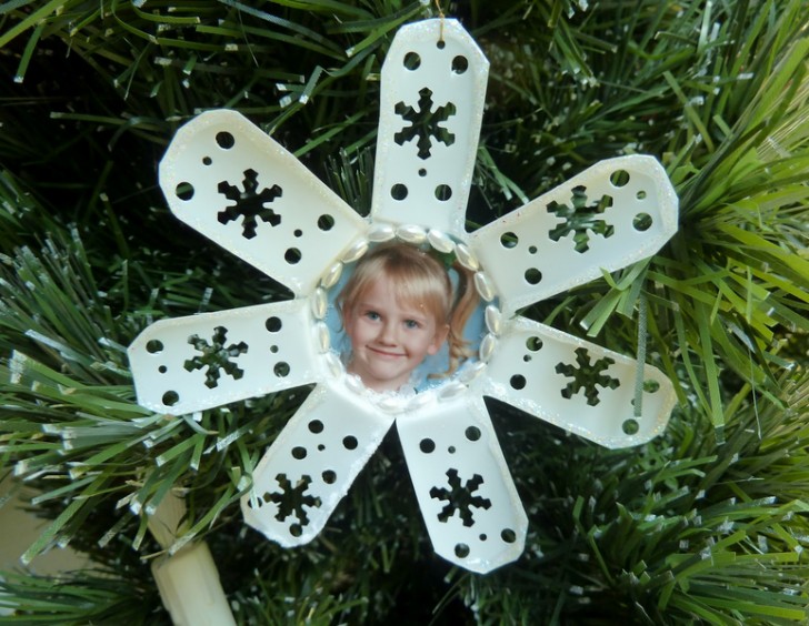 18. “Fiocco di neve” decorativo per l’albero di Natale da personalizzare con le foto dei propri cari.