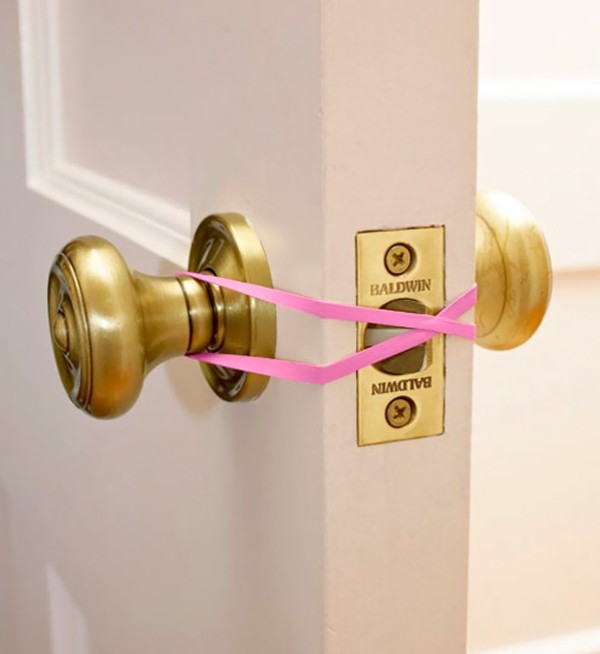 1. Un semplice elastico applicato sulla maniglia della porta può impedire ai bambini di restare per sbaglio chiusi in bagno.