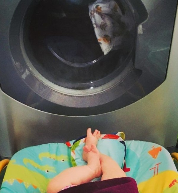 12. Credi che a un neonato importi da differenza tra lo schermo della tv e l'oblò della lavatrice? L'importante è "l'azione" per intrattenerlo mentre sbrighi le faccende.
