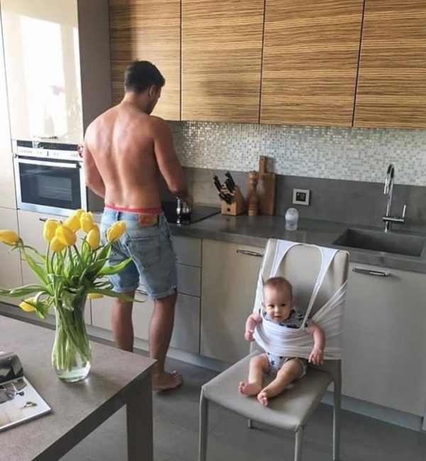 13. Ok, domani si va a comprare il seggiolone, ma per ora questo rimedio d'emergenza è un'ottima alternativa.