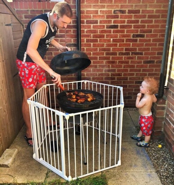 15. Invece di mettere "in gabbia" i bambini si può recintare il barbecue.