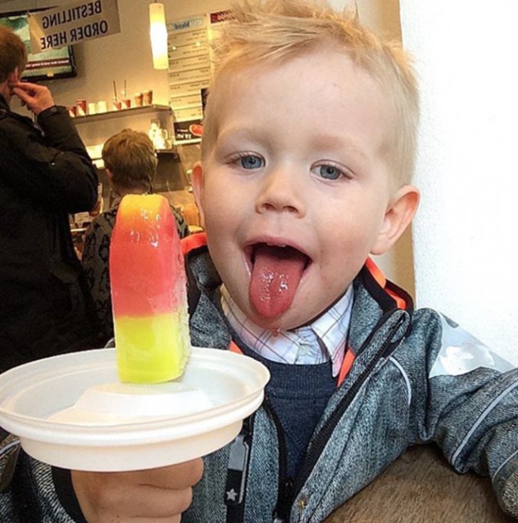 2. Ecco come impedire che tuo figlio si sporchi mentre mangia il ghiacciolo, basta infilare il coperchio del caffè sotto lo stecco di legno.