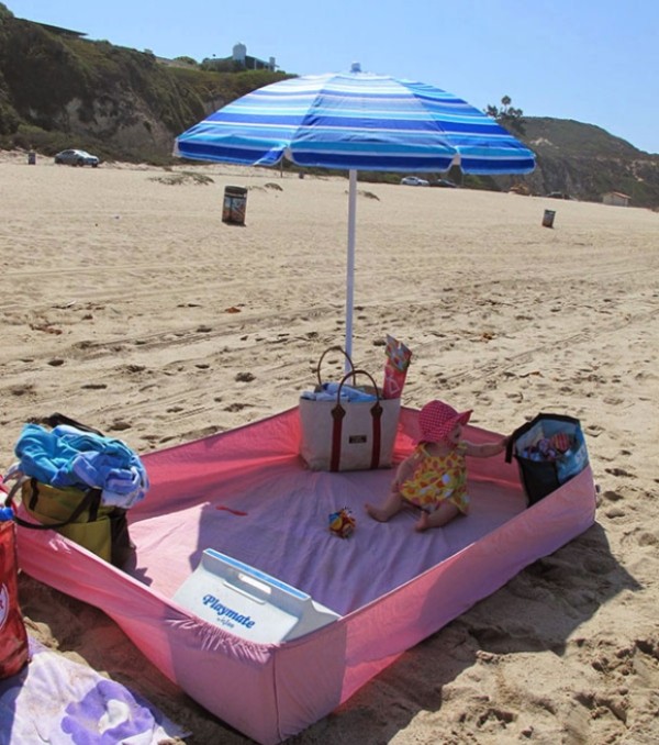 7. Un copri-materasso può diventare un pratico e utile box per tenere i bambini puliti e al sicuro sulla spiaggia.