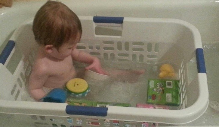 1. Un cesto per i panni può essere usato nella vasca da bagno per evitare che i giochi galleggianti del tuo bambino sfuggano alla sua portata.
