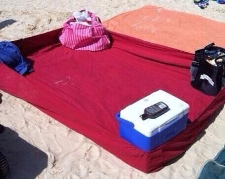 13. Un vecchio coprimaterasso può diventare un’asciugamani da spiaggia capace di tenere fuori la sabbia e dentro il tuo bambino.