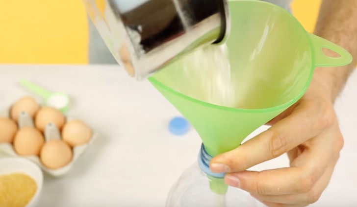 Come preparare delle crepes perfette usando una semplice bottiglia di plastica - 2