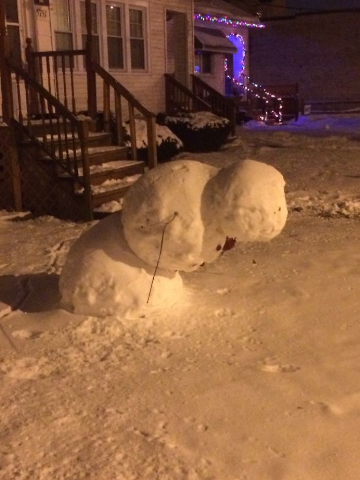 16. Dieser Schneemann trotzt der Schwerkraft mit einer Verbeugung