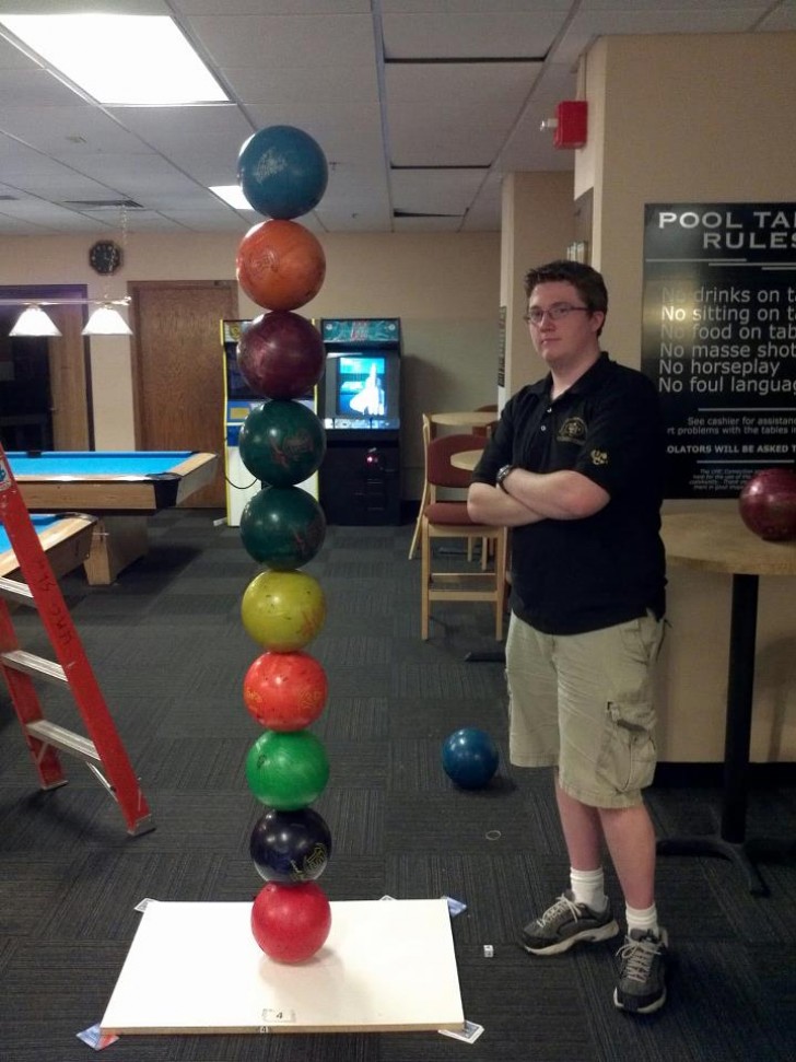 20. Il est facile d'empiler 10 boules de bowling...
