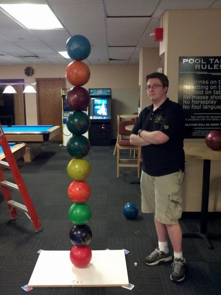 20. Simpel toch, 10 bowlingballen opstapelen...