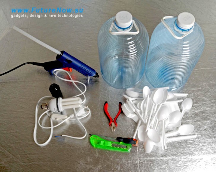 1. Prima di cominciare vi serviranno: dei cucchiai di plastica, un contenitore per acqua o bevande, un taglierino, della colla a caldo e un kit di fissaggio per lampade pendenti.