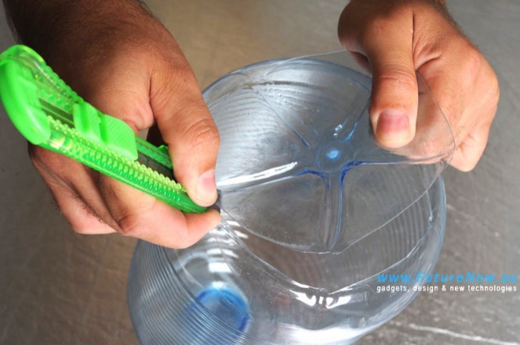 2. Con l’aiuto del taglierino incidete il fondo del recipiente di plastica.
